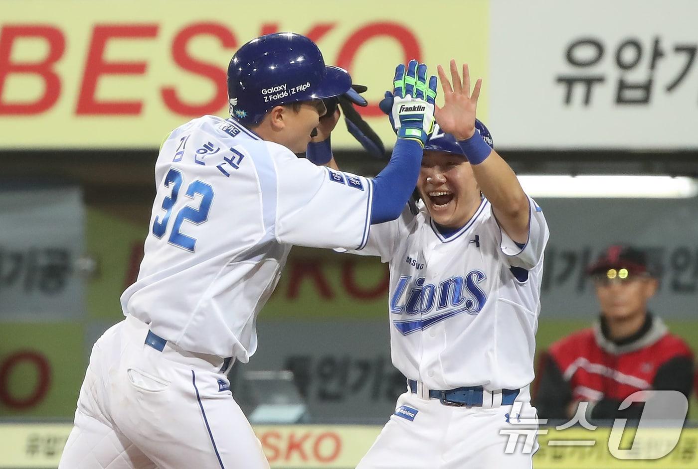 15일 오후 대구 삼성라이온즈파크에서 열린 프로야구 &#39;2024 신한 SOL 뱅크 KBO 포스트시즌&#39; 플레이오프 2차전 LG 트윈스와 삼성 라이온즈의 경기, 7회말 무사 1루 상황 삼성 2번타자 김헌곤이 2점홈런을 친 뒤 기뻐하고 있다. 2024.10.15/뉴스1 ⓒ News1 공정식 기자