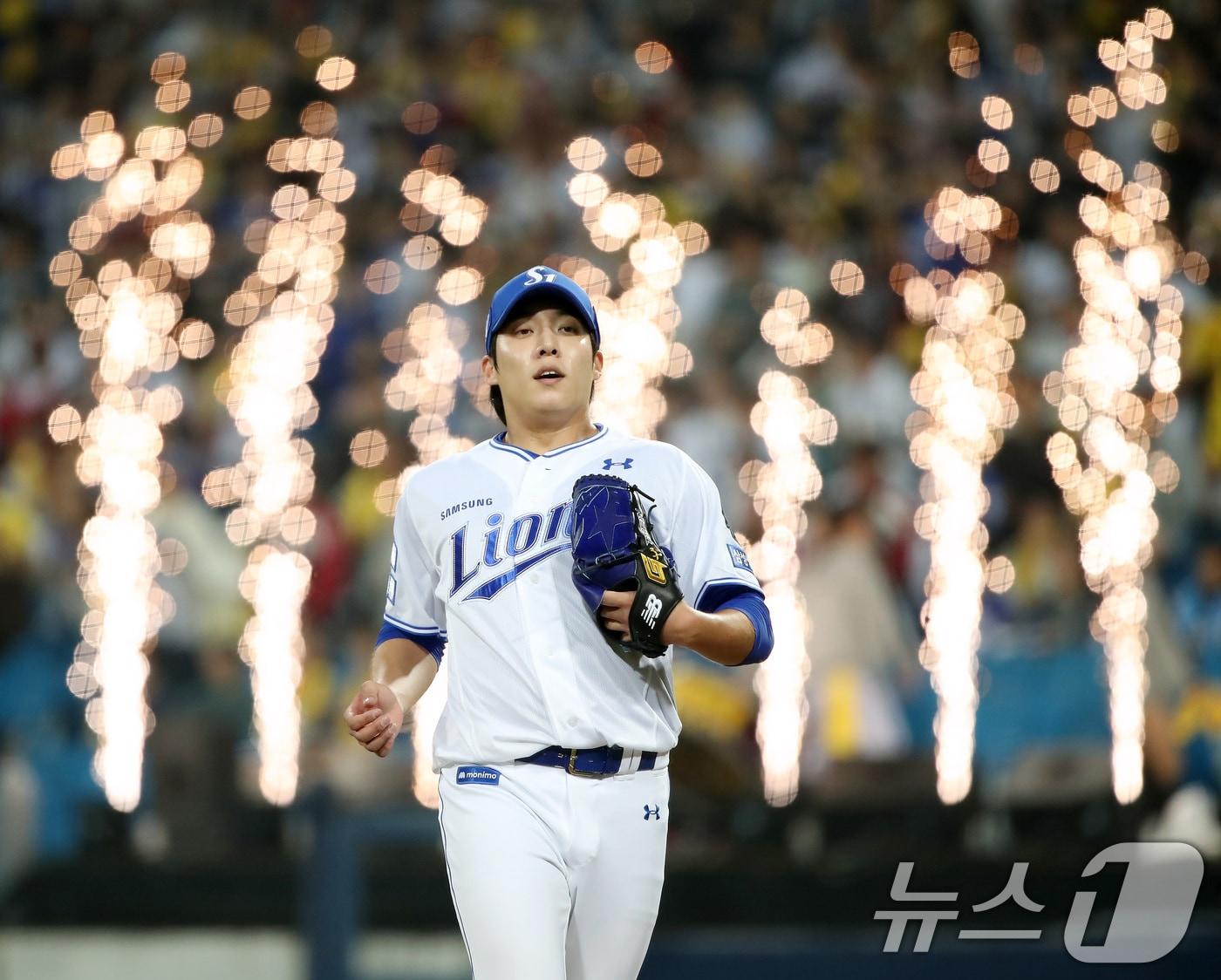 15일 오후 대구 삼성라이온즈파크에서 열린 프로야구 &#39;2024 신한 SOL 뱅크 KBO 포스트시즌&#39; 플레이오프 2차전 LG 트윈스와 삼성 라이온즈의 경기, 7회초 삼성 선발투수 원태인 뒤로 폭죽 불꽃이 피어오르고 있다. 2024.10.15/뉴스1 ⓒ News1 공정식 기자