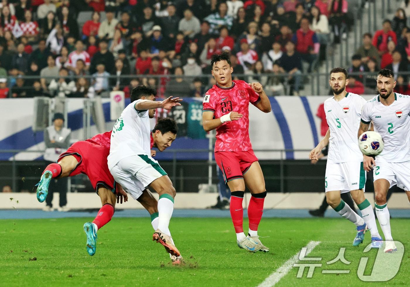 15일 오후 경기 용인시 처인구 용인미르스타디움에서 열린 2026 국제축구연맹&#40;FIFA&#41; 북중미 월드컵 아시아 3차 예선 B조 4차전 대한민국과 이라크의 경기에서 후반전 대한민국 이재성이 헤더골을 넣고 있다. 2024.10.15/뉴스1 ⓒ News1 구윤성 기자