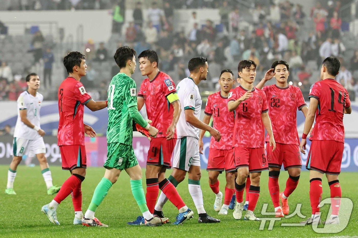 15일 오후 경기 용인시 처인구 용인미르스타디움에서 열린 2026 국제축구연맹&#40;FIFA&#41; 북중미 월드컵 아시아 3차 예선 B조 4차전 대한민국과 이라크의 경기에서 3대2로 승리를 거둔 대한민국 축구 국가대표팀 선수들이 기쁨을 나누고 있다. 2024.10.15/뉴스1 ⓒ News1 민경석 기자