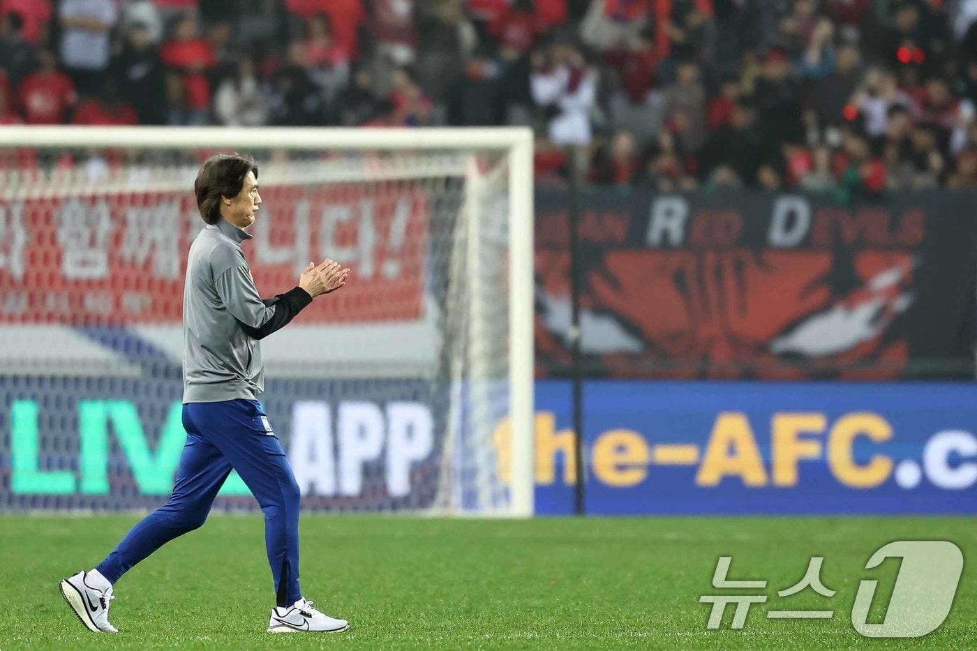 15일 오후 경기 용인시 처인구 용인미르스타디움에서 열린 2026 국제축구연맹&#40;FIFA&#41; 북중미 월드컵 아시아 3차 예선 B조 4차전 대한민국과 이라크의 경기에서 홍명보 대한민국 축구 국가대표팀 감독이 3대2 승리를 확정지은 뒤 선수들을 격려하기 위해 경기장 안으로 향하고 있다. 2024.10.15/뉴스1 ⓒ News1 민경석 기자