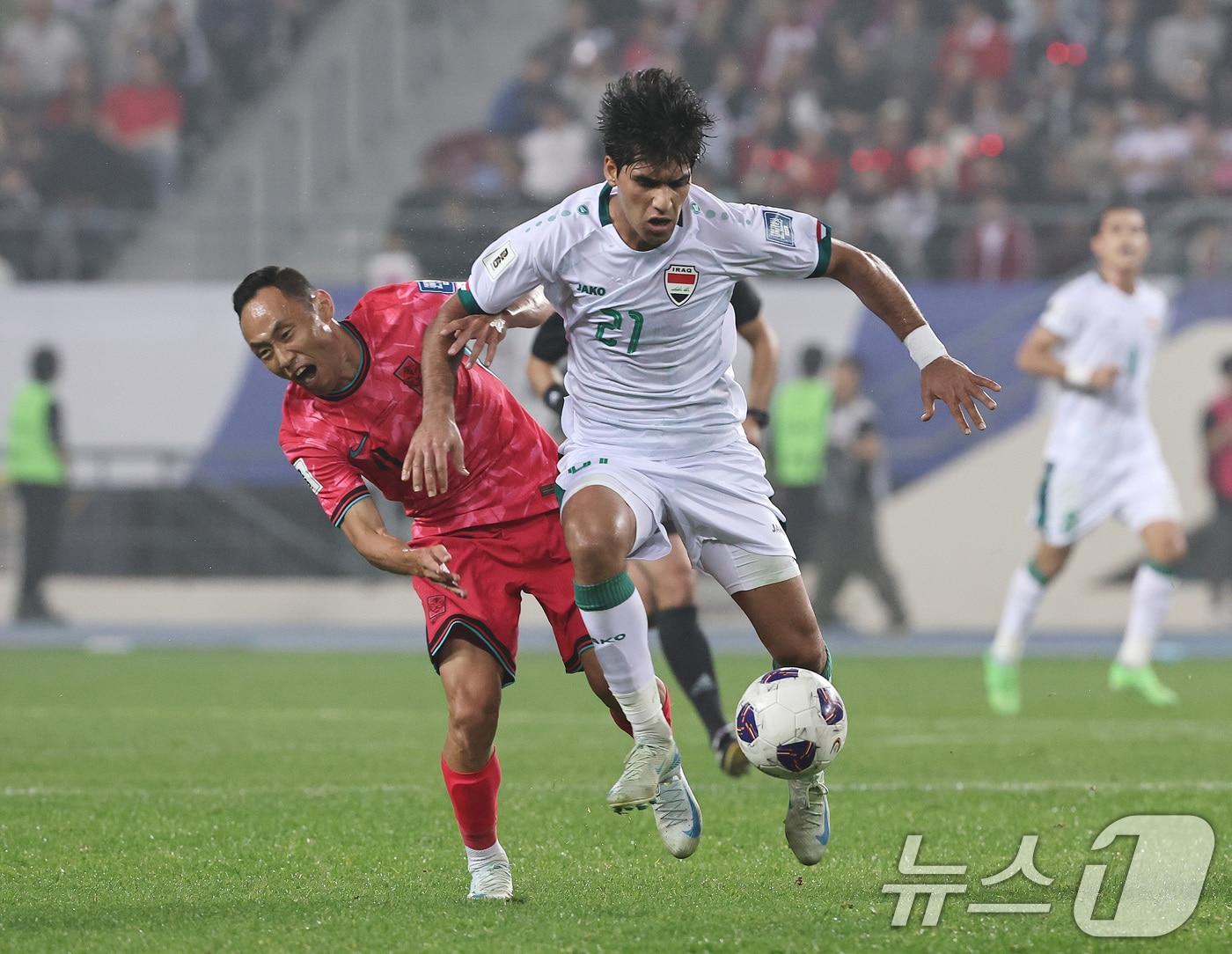 15일 오후 경기 용인시 처인구 용인미르스타디움에서 열린 2026 국제축구연맹&#40;FIFA&#41; 북중미 월드컵 아시아 3차 예선 B조 4차전 대한민국과 이라크의 경기에서 후반전 교체투입된 문선민이 이라크 무스타파 사둔 알-코르지의 반칙으로 프리킥을 얻고 있다. 2024.10.15/뉴스1 ⓒ News1 구윤성 기자