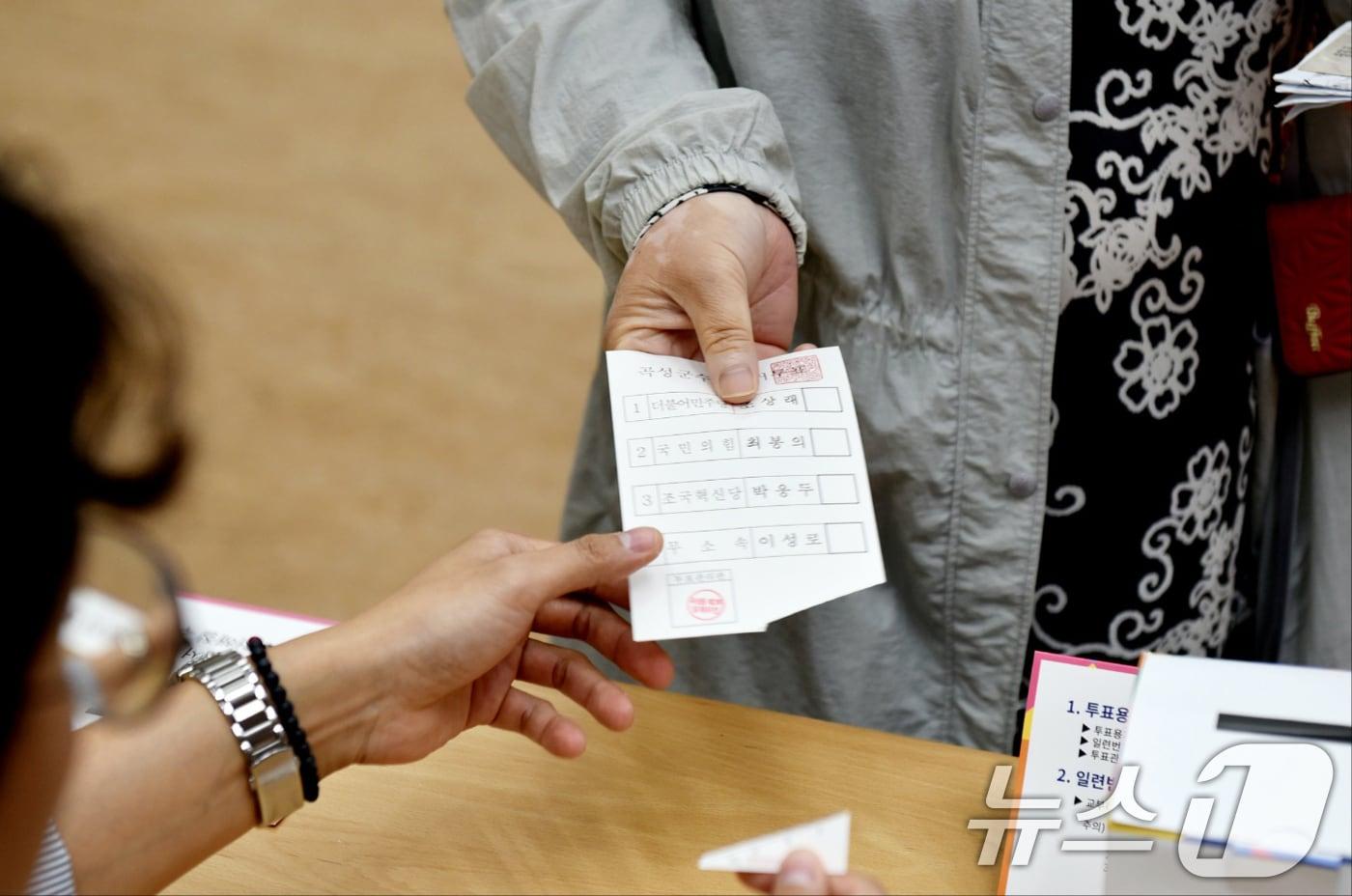 10·16 전남 곡성군수 재선거 본투표 당일인 16일 오전 곡성읍 곡성군민회관에 마련된 제2투표소에서 유권자들이 소중한 한 표를 행사하고 있다. 2024.10.16/뉴스1 ⓒ News1 김동수 기자