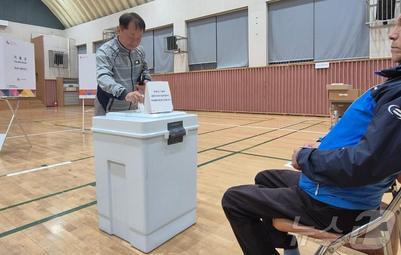 16일 오전 강화군수 보궐선거 본투표가 시작되자 제3투표소 강화초등학교로 발걸음을 옮긴 공기동 씨&#40;57&#41;가 &#39;소중한 한 표&#39;를 행사하고 있다.2024.10.16/뉴스1 ⓒ News1 이시명 기자