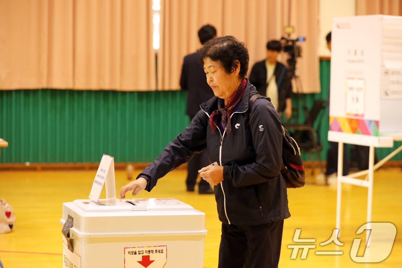 10·16 재보궐선거일인 16일 오전 전남 영광군 영광공업고등학교에 마련된 투표소에서 군민들이 소중한 한표를 행사하고 있다. 2024.10.16/뉴스1 ⓒ News1 박지현 기자