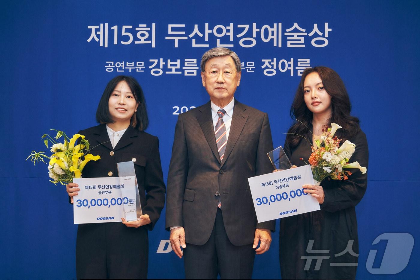 제15회 두산연강예술상 시상식에서 박용현 두산연강재단 이사장&#40;가운데&#41;과 공연부문 수상자 강보름 연출가&#40;왼쪽&#41;, 미술부문 수상자 정여름 작가&#40;오른쪽&#41;가 기념사진을 촬영하고 있다.&#40;두산그룹 제공&#41;