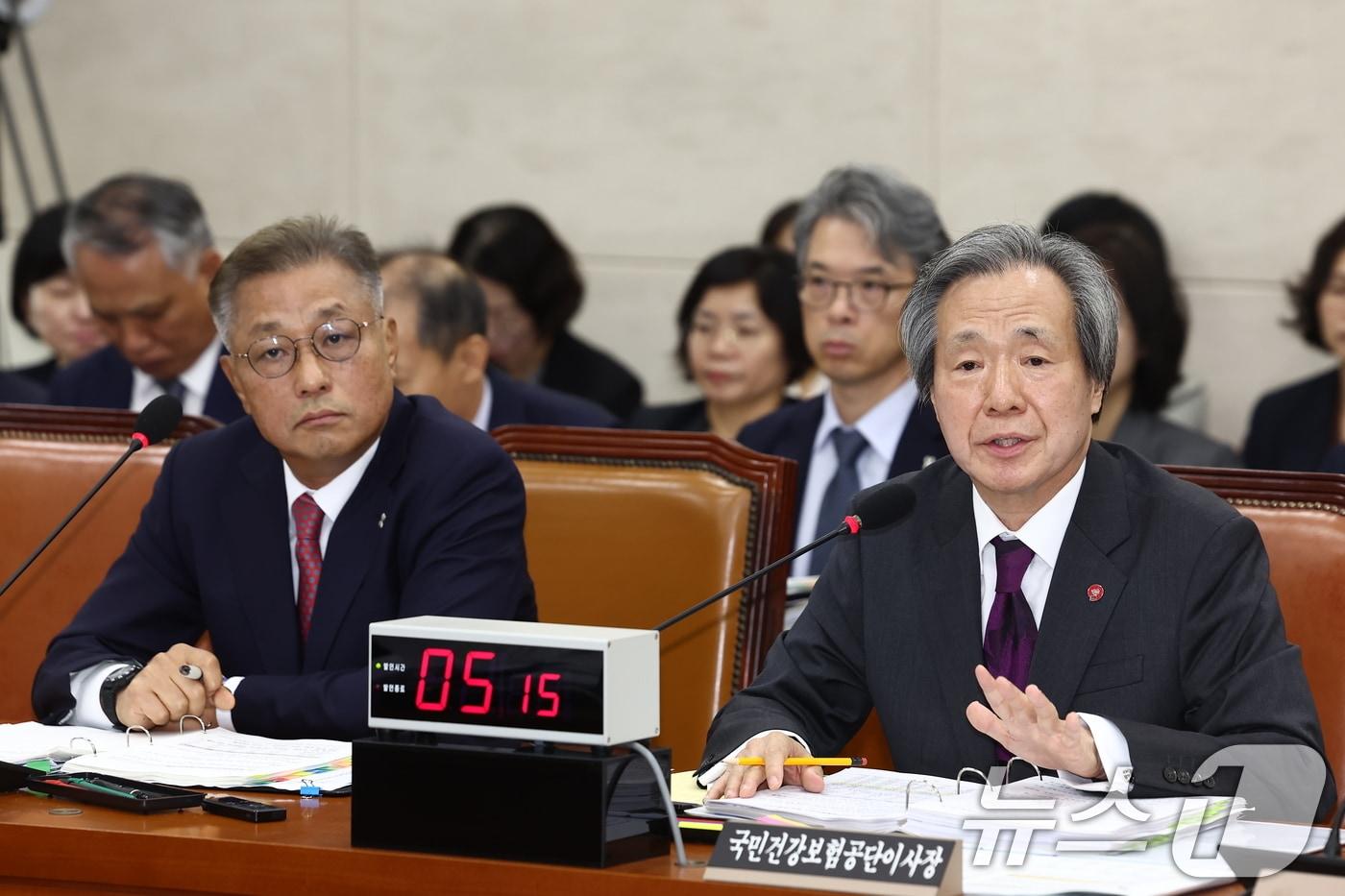 정기석 국민건강보험공단 이사장이 16일 오전 서울 여의도 국회 보건복지위원회에서 열린 국민건강보험공단·건강보험심사평가원에 대한 국정감사에서 의원 질의에 답변하고 있다. 왼쪽은 강중구 건강보험심사평가원장. 2024.10.16/뉴스1 ⓒ News1 김민지 기자