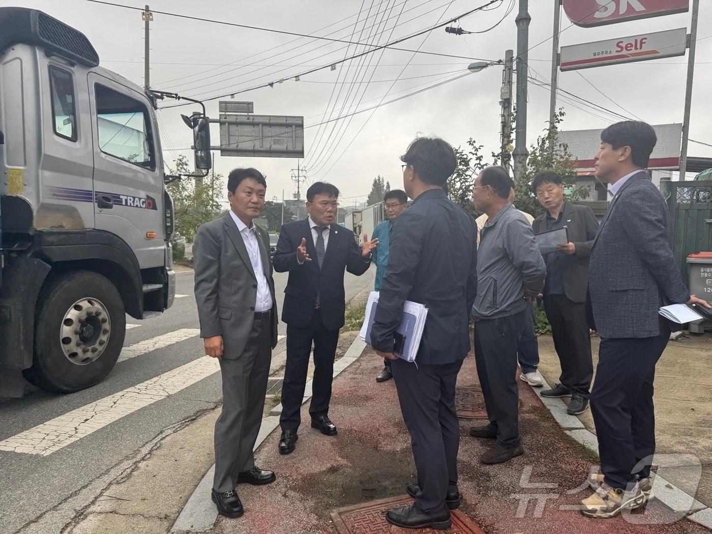 이종현 전북 익산시의원이 교통사고가 발생한 낭산사거리 개선사업 추진을 건의했다.&#40;익산시의회 제공&#41; 2024.10.16/뉴스1