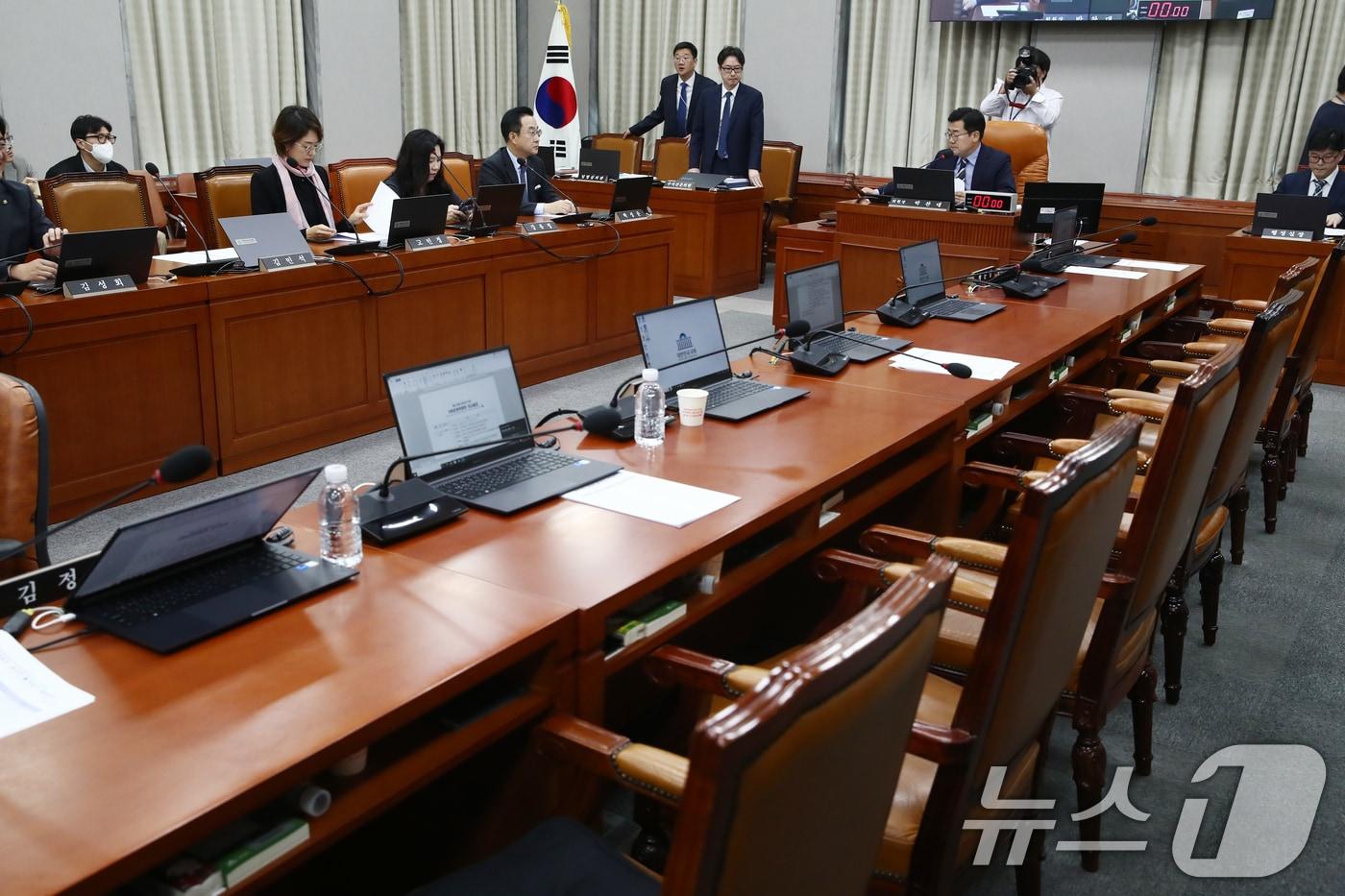 국회 운영위원장인 박찬대 더불어민주당 원내대표가 16일 오전 서울 여의도 국회에서 열린 운영위원회 전체회의애서 김건희 여사와 명태균 씨 등을 포함한 국정감사 증인 등 출석요구의 건을 상정하고 있다. 이날 여당인 국민의힘 의원들은 더불어민주당의 일방적 안건 상정에 반발하며 퇴장했다. 2024.10.16/뉴스1 ⓒ News1 이광호 기자