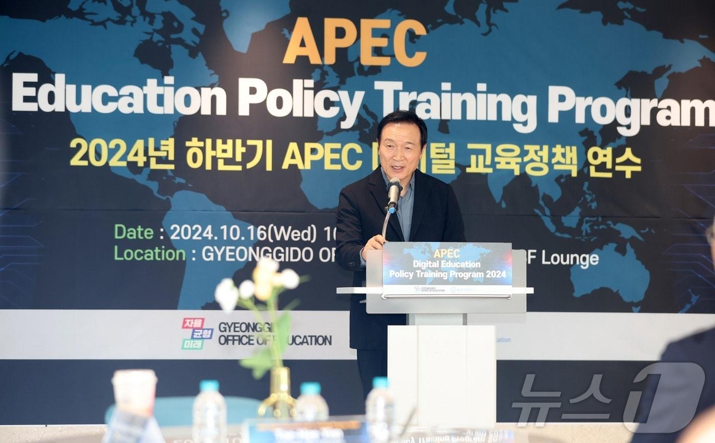 임태희 교육감은 2024 하반기 아시아 태평양 경제협력체&#40;APEC&#41; 디지털 교육 정책 연수에서 하이러닝에 대해서 설명하고 있다.&#40;도교육청 제공&#41;