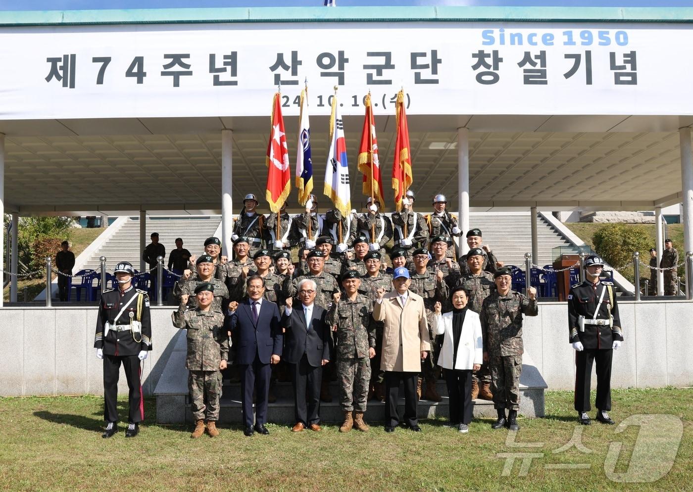 육군 3군단은 16일 군단 사령부에서 창설 74주년 기념행사를 진행한 뒤 기념촬영을 하고 있다.&#40;3군단 제공&#41;