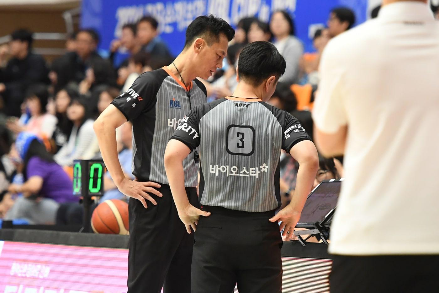 판정 관련 논의 중인 프로농구 심판.&#40;KBL 제공&#41;