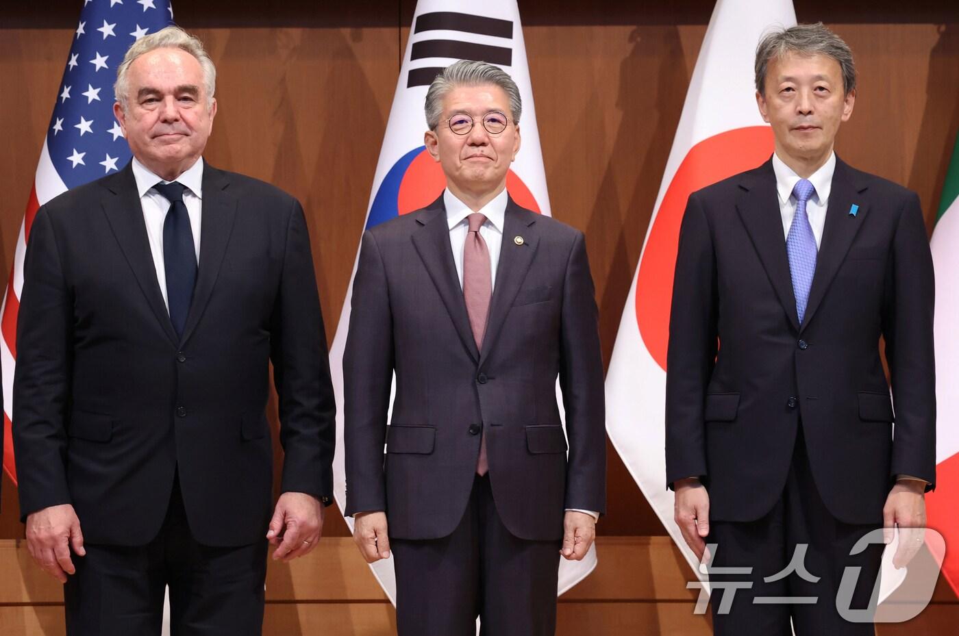 김홍균 외교부 1차관&#40;가운데&#41;이 16일 서울 외교부 청사에서 열린 대북제재관련 대외발표에서 커트 캠벨 미 국무부 부장관&#40;왼쪽&#41;, 오카노 마사타카 일 외무성 사무차관과 함께 기념촬영을 하고 있다. &#40;공동취재&#41; 2024.10.16/뉴스1 ⓒ News1 허경 기자