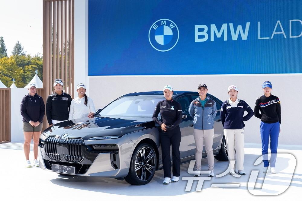 16일 경기도 파주 서원밸리CC에서 열린 &#39;BMW 레이디스 챔피언십 2024 포토콜&#39;에서 로렌 코플린&#40;왼쪽부터&#41;, 유해란, 양희영, 이민지, 사소 유카, 임진희, 오수민이 포즈를 취하고 있다. &#40;BMW 코리아 제공&#41; 2024.10.16/뉴스1