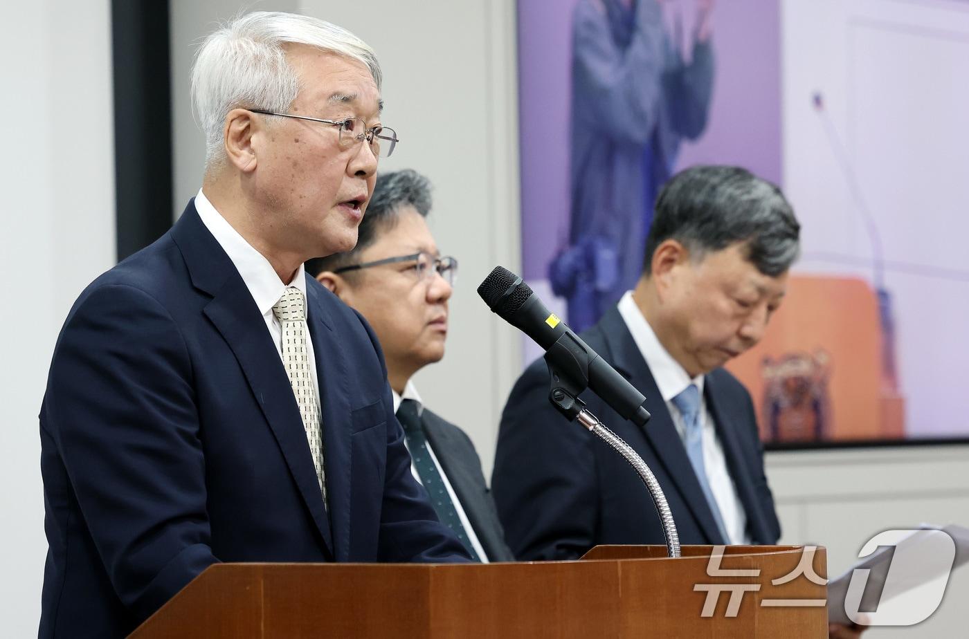 안덕선 한국의학교육평가원장이 16일 오후 서울 종로구 서울대병원 암연구소 이건희홀에서 진행된 고등교육기관의 평가·인증 등에 관한 규정 개정안에 대한 한국의학교육평가원 입장 기자회견에서 입장문을 발표하고 있다. 2024.10.16/뉴스1 ⓒ News1 이동해 기자