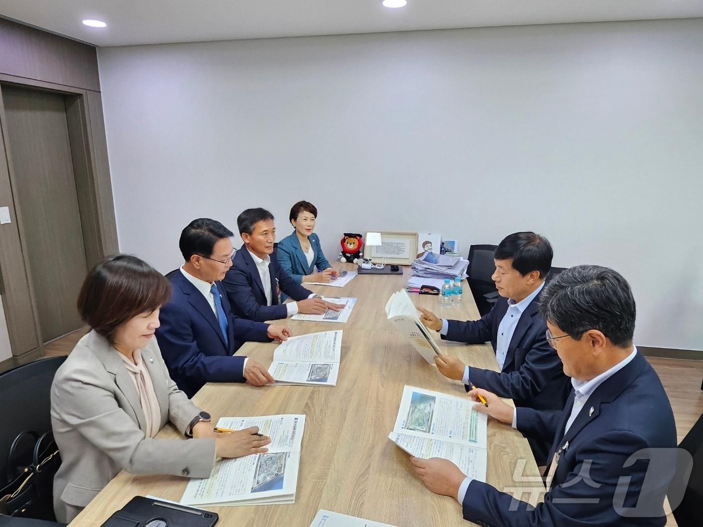 심덕섭 고창군수&#40;왼쪽 가운데&#41;가 16일 이성윤 국회의원&#40;오른쪽 가운데&#41;과 면담하고 지역현안사업을 건의하고 있다.&#40;고창군 제공&#41;2024.10.16/뉴스1 