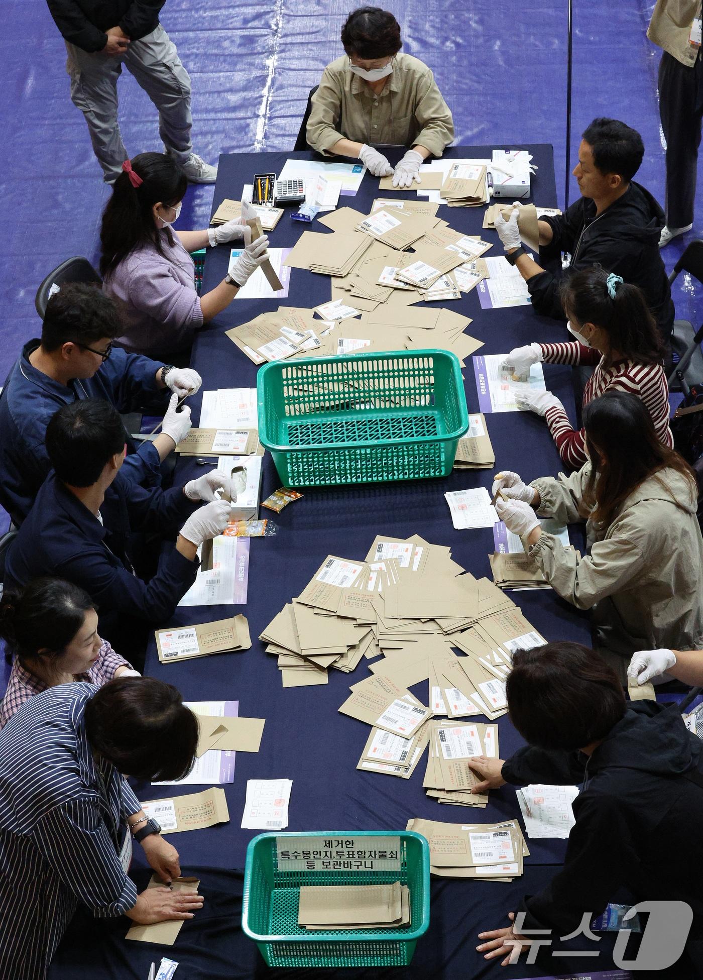 2024 하반기 재·보궐선거 투표일인 지난 10월 6일 오후 서울 종로구 경기상고에 마련된 서울시교육감 보궐선거 개표소에서 사무원들이 개표를 하고 있다. 2024.10.16/뉴스1 ⓒ News1 장수영 기자