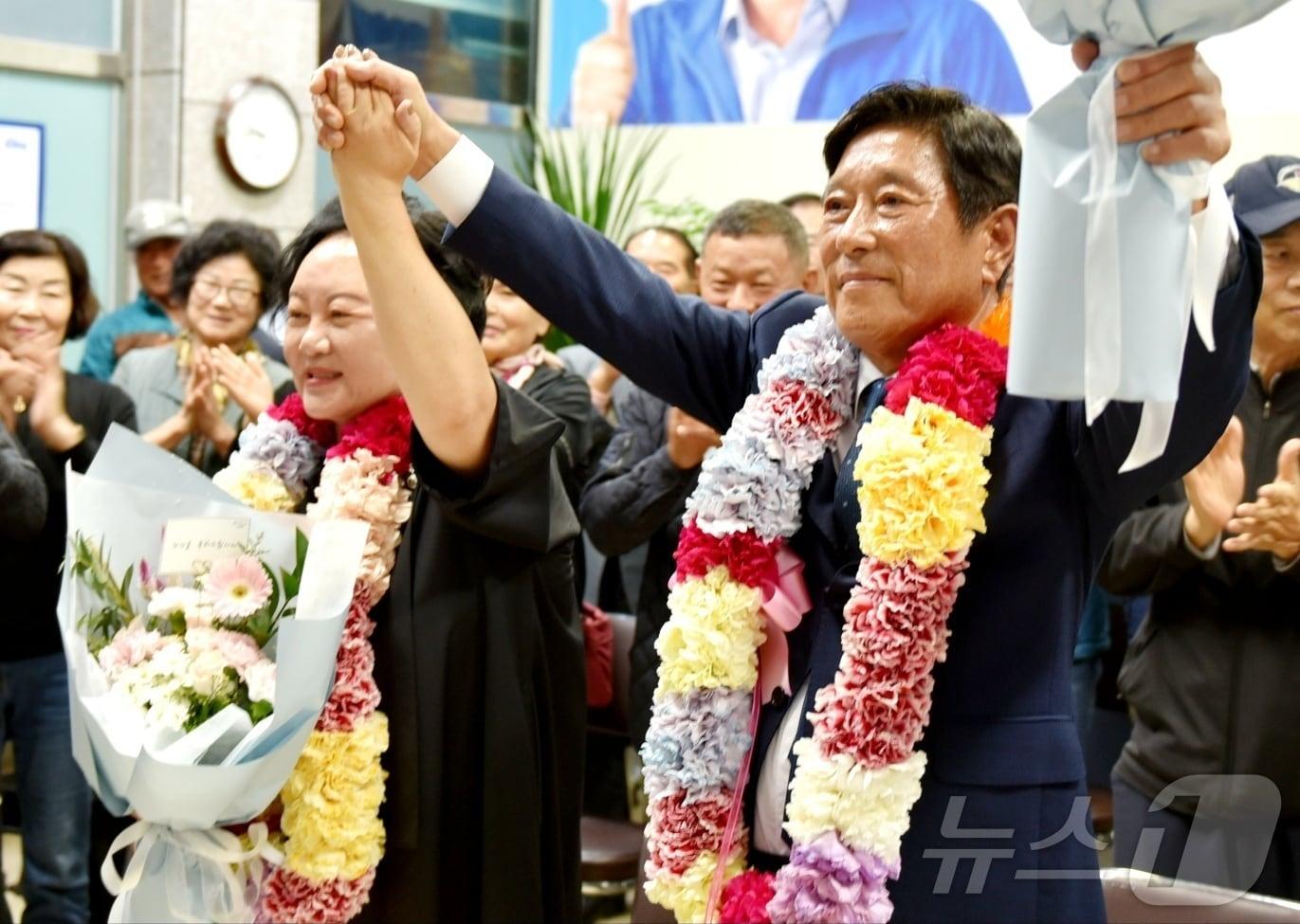 조상래 더불어민주당 곡성군수 후보가 10·16 재보궐 선거 당일인 16일 오후 곡성읍 선거사무소에서 당선이 확실시 되자 지지자들의 환호를 받으며 기뻐하고 있다. 2024.10.16/뉴스1 ⓒ News1 김동수 기자