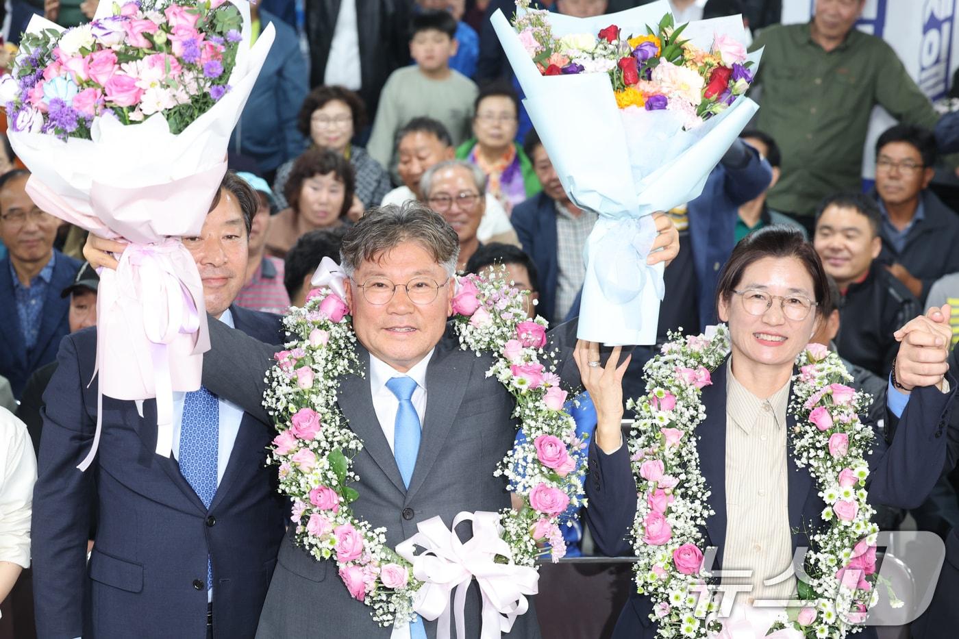 10.16 재보궐선거일인 16일 장세일 영광군수 후보가 당선이 확실시 되자 선거캠프에서 지지자들과 기뻐하고 있다. 2024.10.16/뉴스1 ⓒ News1 김태성 기자