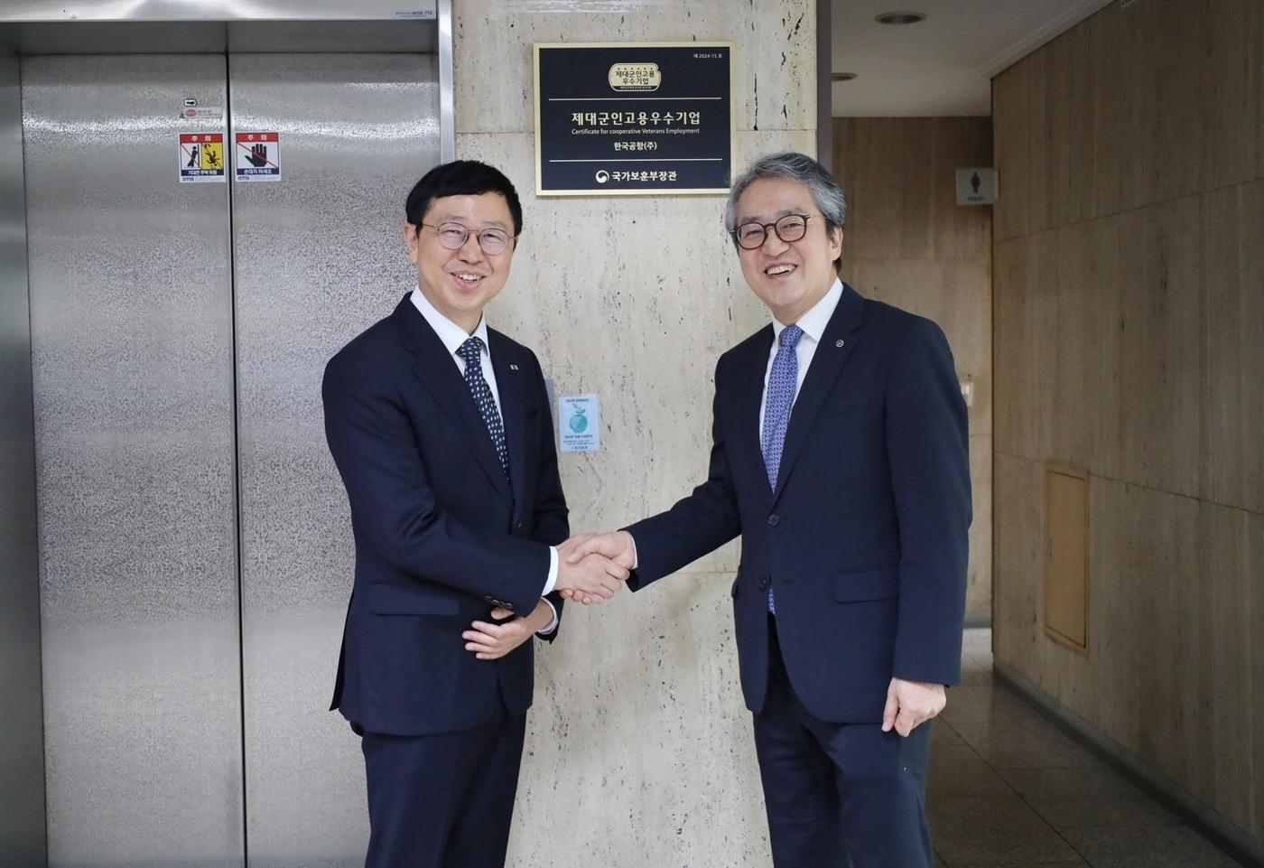 전종호 서울지방보훈청장&#40;왼쪽&#41;과 이수근 한국공항 사장.서울지방보훈청 제공&#41;