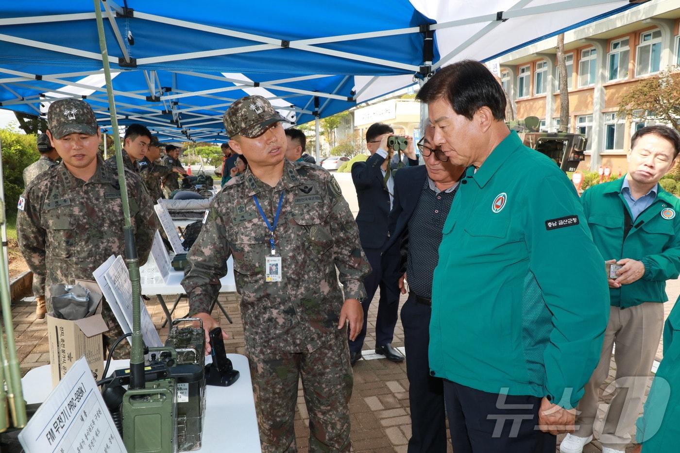 박범인 군수&#40;오른쪽&#41;가 군장비전시회에서 505보병여단 1대대 군 관계자로부터 설명을 듣고 있다. &#40;금산군 제공&#41;/ 뉴스1 