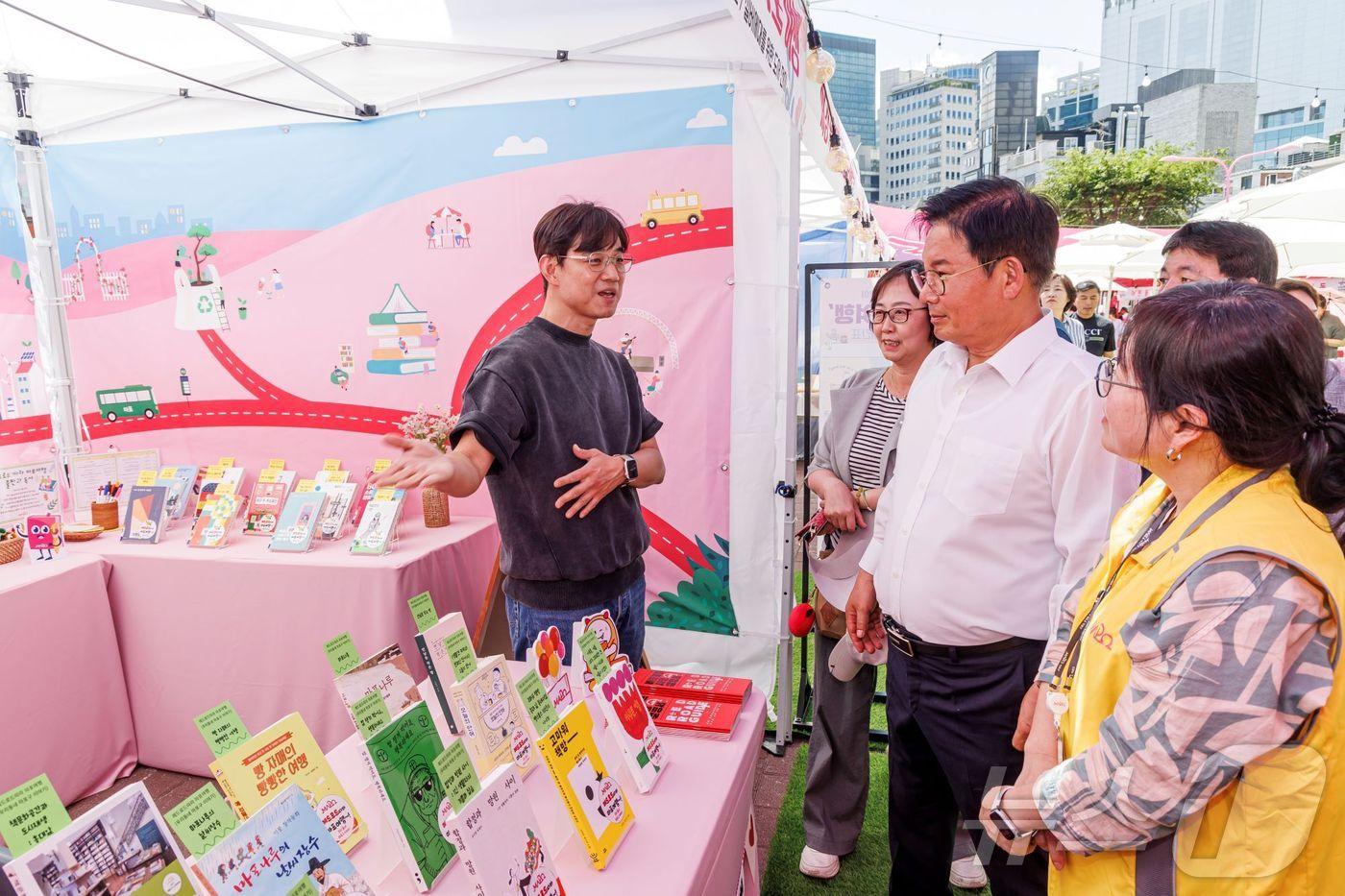 지난 제1회 &#39;더북데이&#39; 행사 부스를 살펴보는 박강수 구청장.&#40;마포구청 제공&#41;