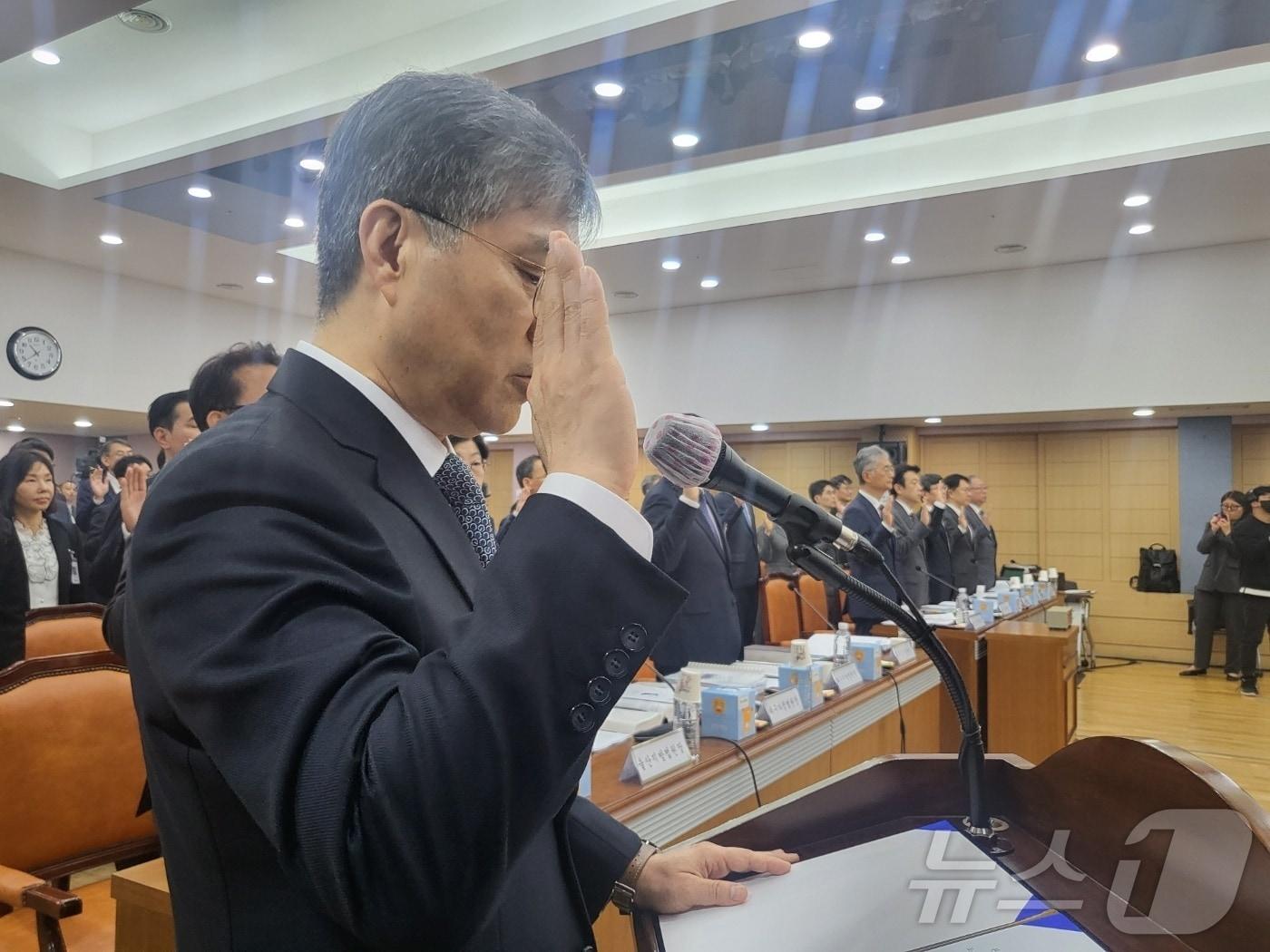 정용달 대구고법원장이 17일 오전 대구 수성구 범어동 대구고법에서 열린 법제사법위원회의 국정감사에 앞서 선서를 하고 있다. 2024.10.17/뉴스1 ⓒ News1 이성덕 기자