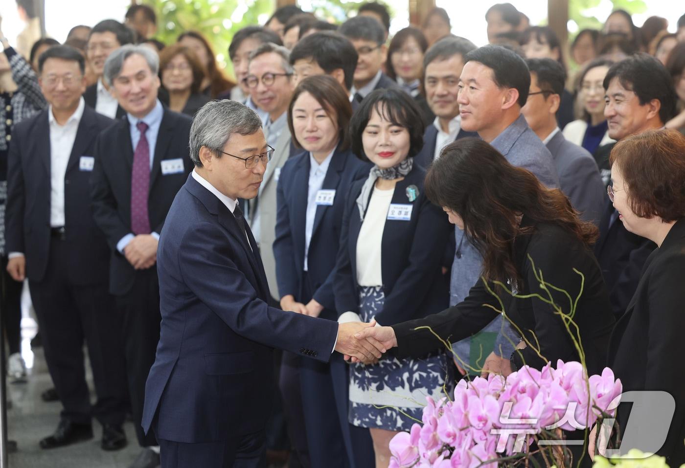 정근식 신임 서울시교육감이 17일 오전 서울 종로구 서울시교육청으로 첫 출근하며 직원들과 인사를 나누고 있다. 10·16 재보궐선거에서 진보진영 단일후보로 출마해 당선된 정 교육감은 오는 2026년 6월 30일까지 1년 8개월 임기의 교육감 업무를 시작한다. &#40;공동취재&#41; 2024.10.17/뉴스1 ⓒ News1 오대일 기자