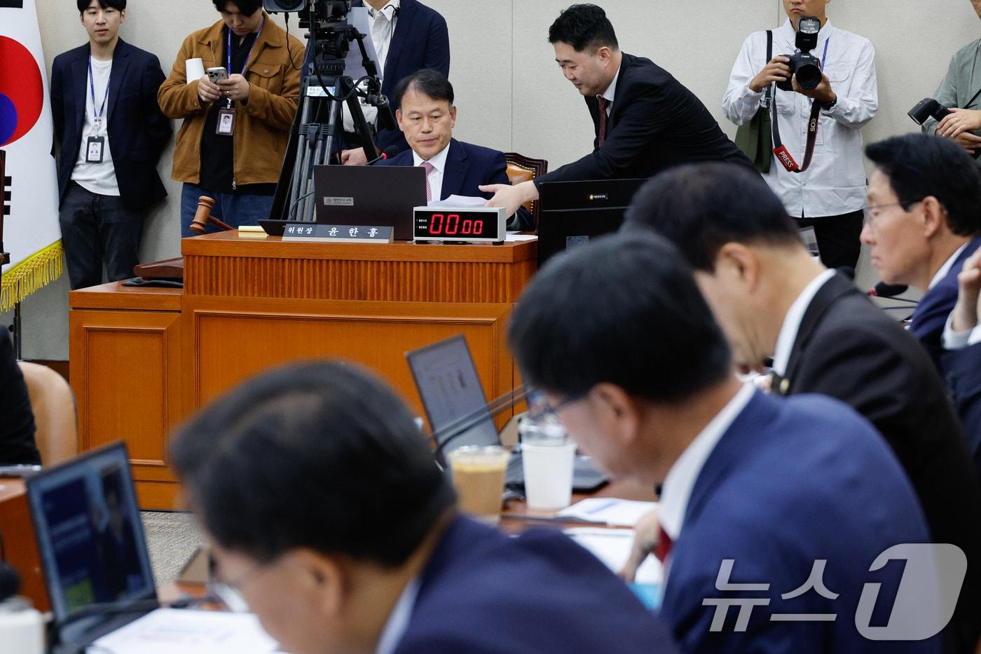 윤한홍 국회 정무위원장이 17일 오전 서울 여의도 국회에서 열린 금융감독원·서민금융진흥원 국정감사 도중 김민철 두산그룹 사장 증인출석 요구 채택 철회 관련 의사봉을 두드리고 있다. 2024.10.17/뉴스1 ⓒ News1 안은나 기자