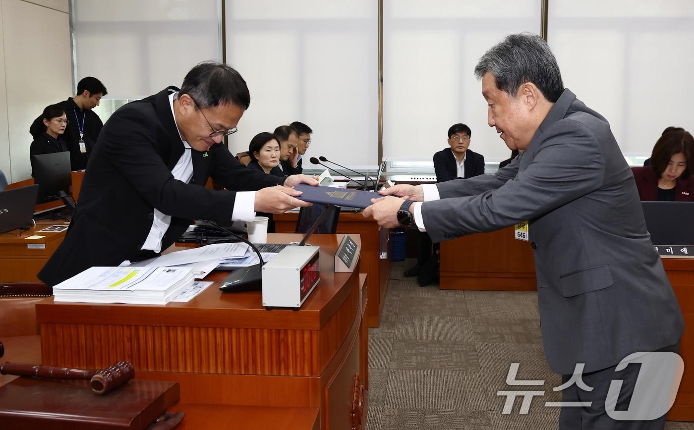 차순도 한국보건산업진흥원장이 17일 오전 서울 여의도 국회 보건복지위원회에서 열린 한국보건산업진흥원, 한국건강증진개발원, 국립암센터 등에 대한 국정감사에서 박주민 위원장에게 선서문을 제출하고 있다. 2024.10.17/뉴스1 ⓒ News1 김민지 기자