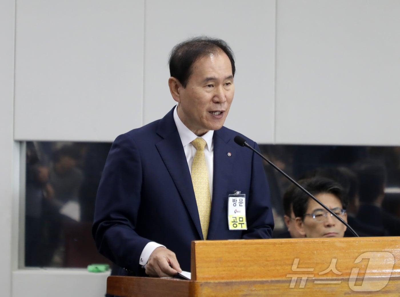 김동섭 한국석유공사 사장이 17일 울산 중구 석유공사 본사에서 열린 국회 산업통상자원중소벤처기업위원회 국정감사에서 업무현황을 보고하고 있다.2024.10.17/뉴스1 ⓒ News1 김지혜 기자