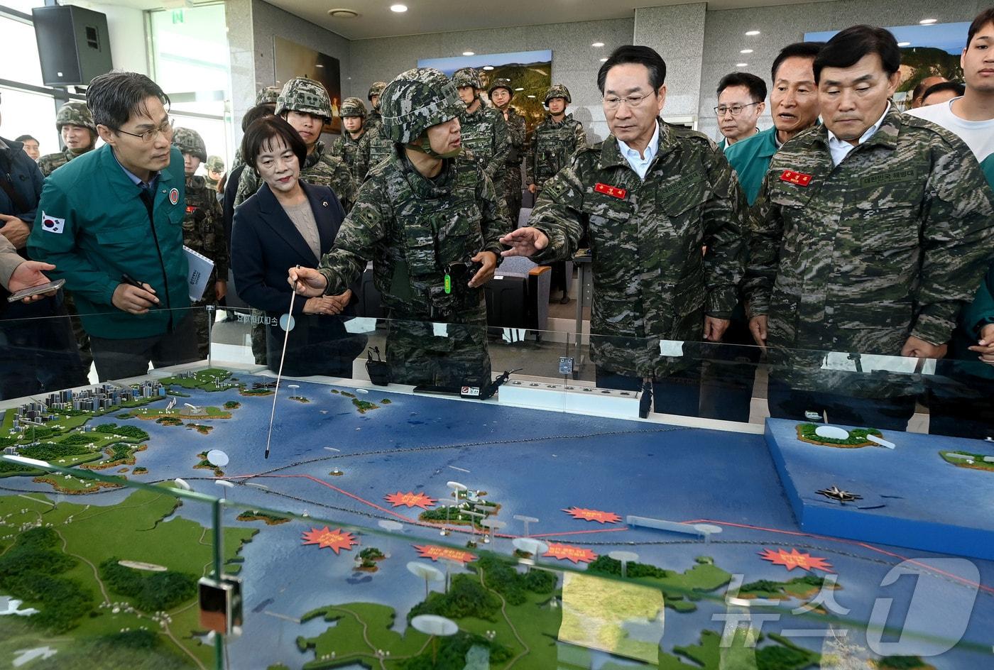 유정복 인천광역시장이 17일 옹진군 연평평화전망대를 찾아 안보상황을 점검하고 있다. &#40;인천시 제공&#41;2024.10.17/뉴스1 ⓒ News1 정진욱 기자