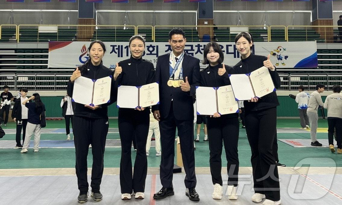 계룡시청 펜싱팀이 ‘제105회 전국체육대회’ 에페 단체전에서 우승을 차지한 뒤 기념촬영을 하고 있다. &#40;계룡시 제공&#41; /뉴스1 