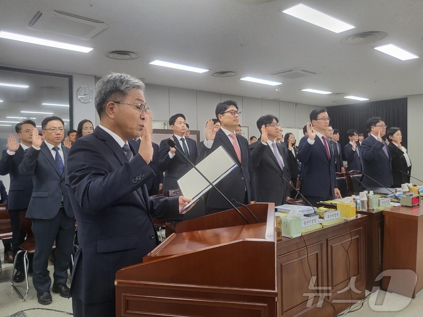 신봉수 대구고검장이 17일 오후 대구 수성구 범어동 대구고등검찰청 등을 대상으로 실시한 국회 법제사법위원회의 국정감사에서 선서를 하고 있다. 2024.10.17/뉴스1 ⓒ News1 이성덕 기자