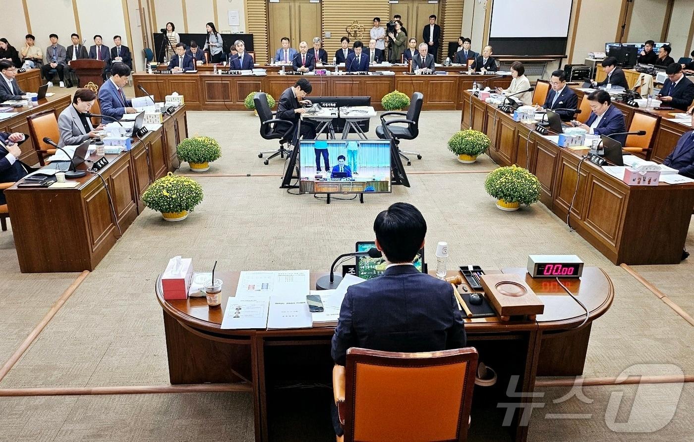 국회 교육위원회 감사2반이 17일 오후 경북대 글로벌프라자 경하홀에서 경북대, 강원대, 경북대병원&#40;치과병원&#41;, 강원대병원, 강릉원주대 치과병원을 대상으로 국정감사를 실시하고 있다. 2024.10.17/뉴스1 ⓒ News1 남승렬 기자