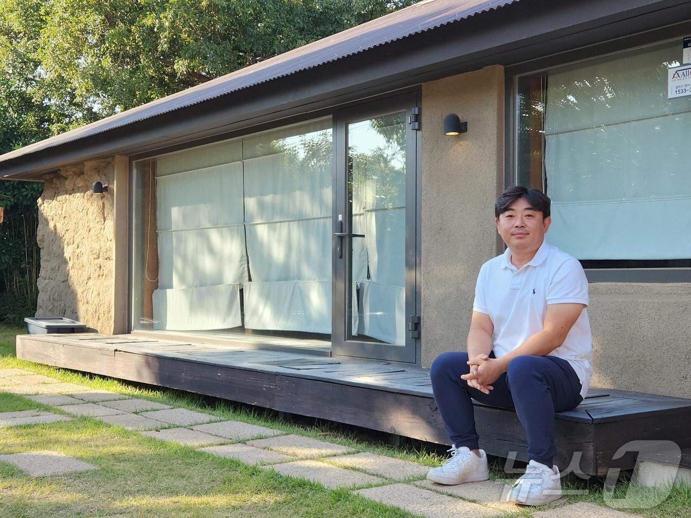 다자요가 리모델링한 제주도 한경면 고산리 &#39;고산도들집&#39; 앞의 남성준 다자요 대표 2024.10.11/=뉴스1 이정후 기자