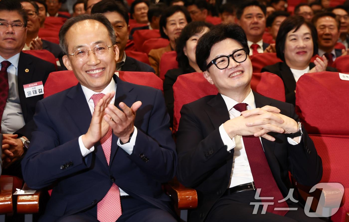 국민의힘 한동훈 대표와 추경호 원내대표가 17일 오후 서울 여의도 국회 의원회관에서 열린 2024 전국 광역의원 연수에서 웃음을 보이고 있다. 2024.10.17/뉴스1 ⓒ News1 김민지 기자