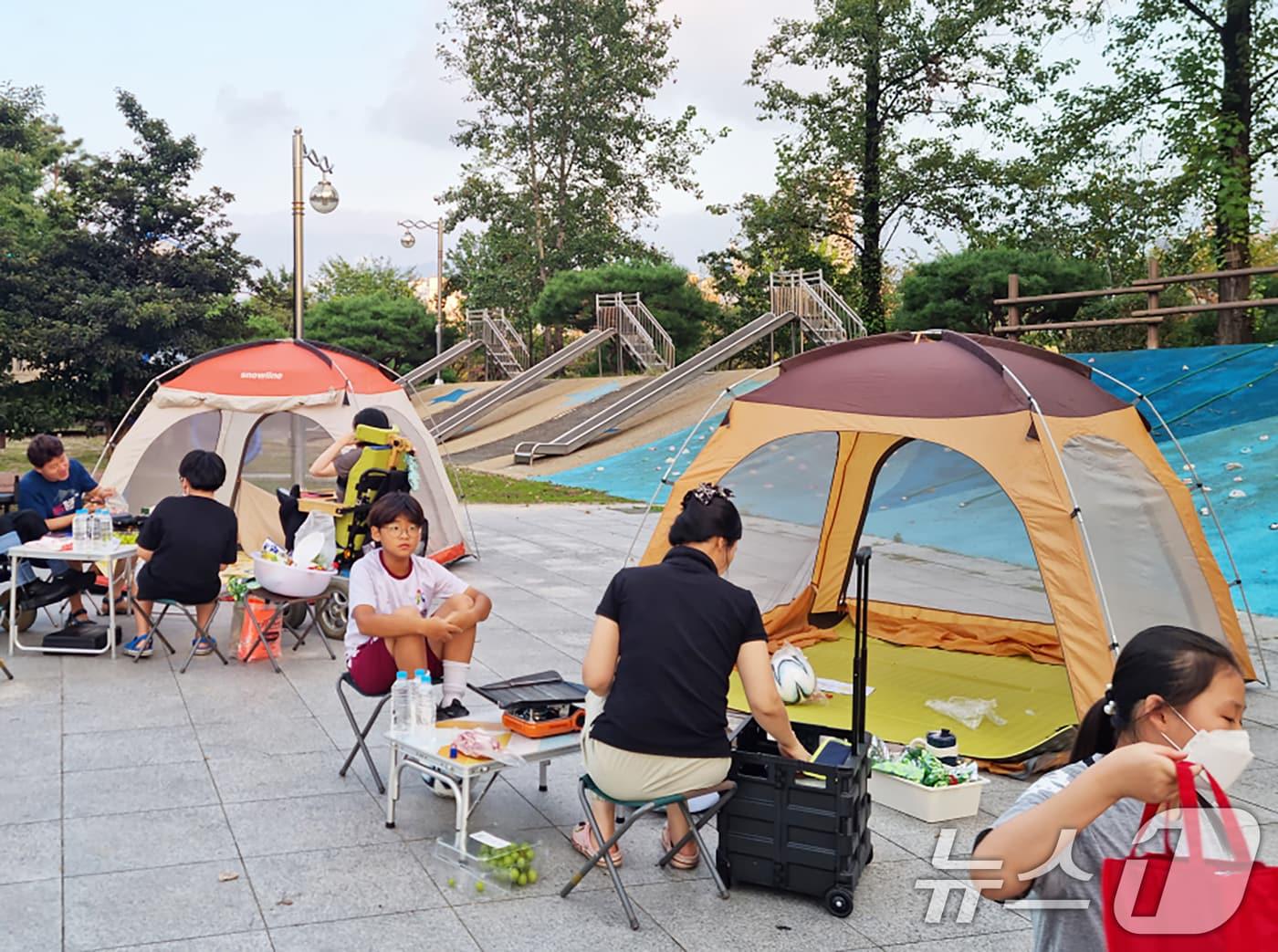 광주 서구 동천동 가족캠핑 자료사진.&#40;광주 서구 제공&#41; 2024.10.17/뉴스1