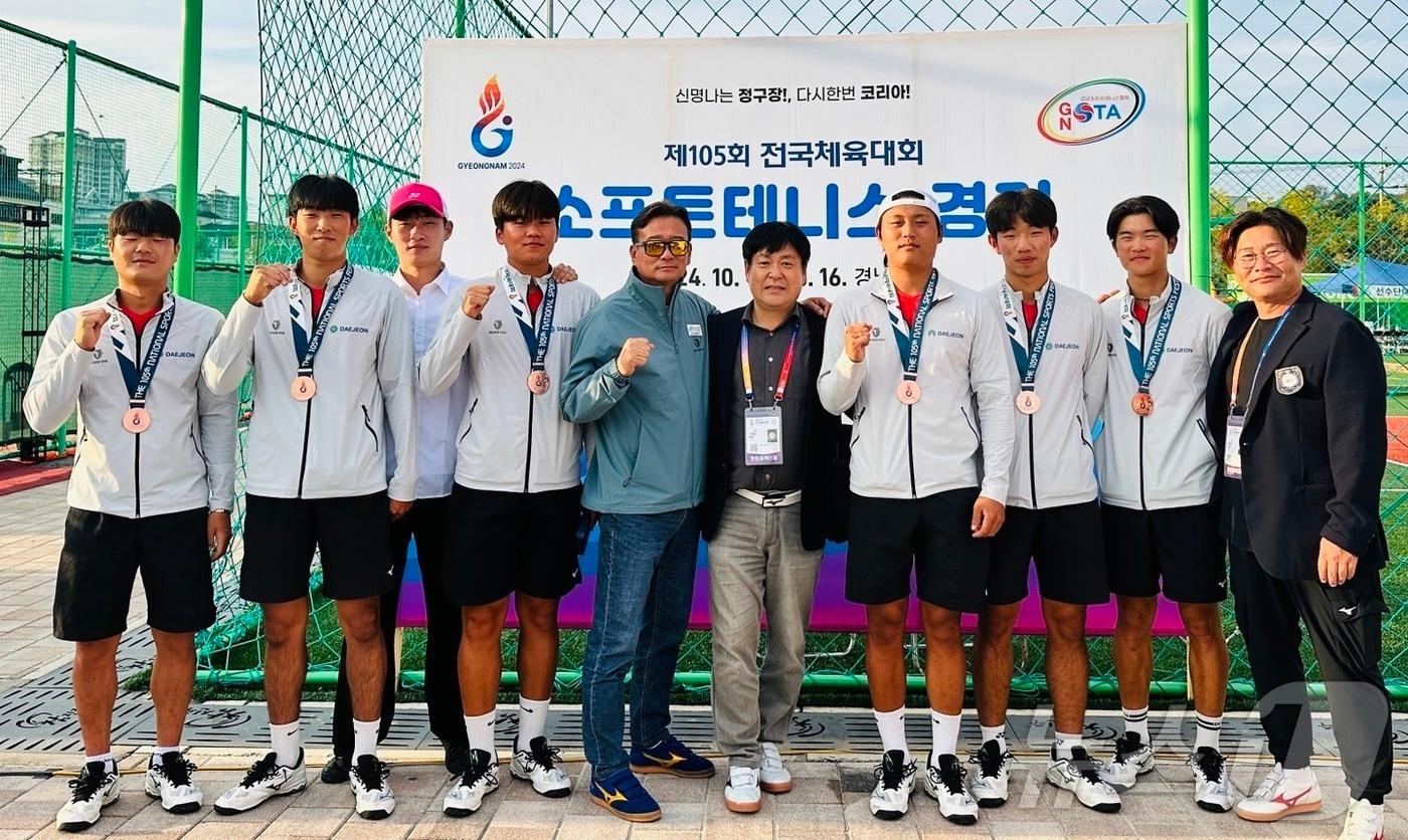 대전대학교 소프트테니스팀이 최근 경남 진주남가람체육공원에서 열린 ‘제105회 전국체육대회’에서 금메달을 포함해 총 3개의 메달을 획득했다.&#40;대전대 제공&#41;/뉴스1