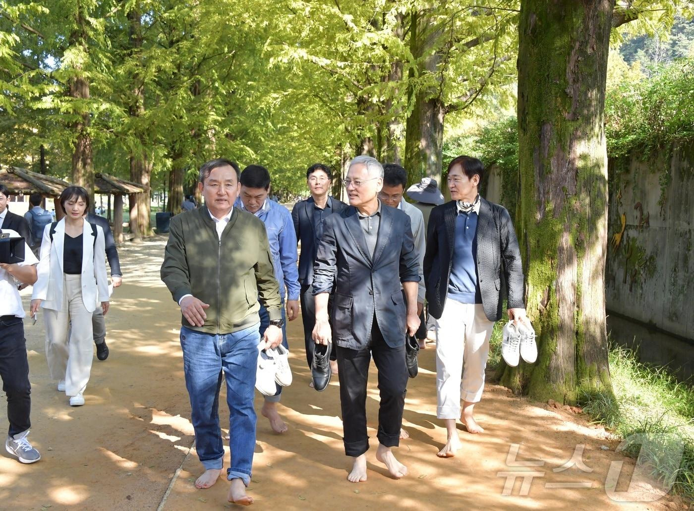 유인촌 문화체육부 장관이 17일 전남 관광 홍보대사인 정보석 배우와 담양을 찾아 이병노 담양군수와 메타세쿼이아길을 걷고 있다.&#40;담양군 제공&#41;2024.10.17./뉴스1