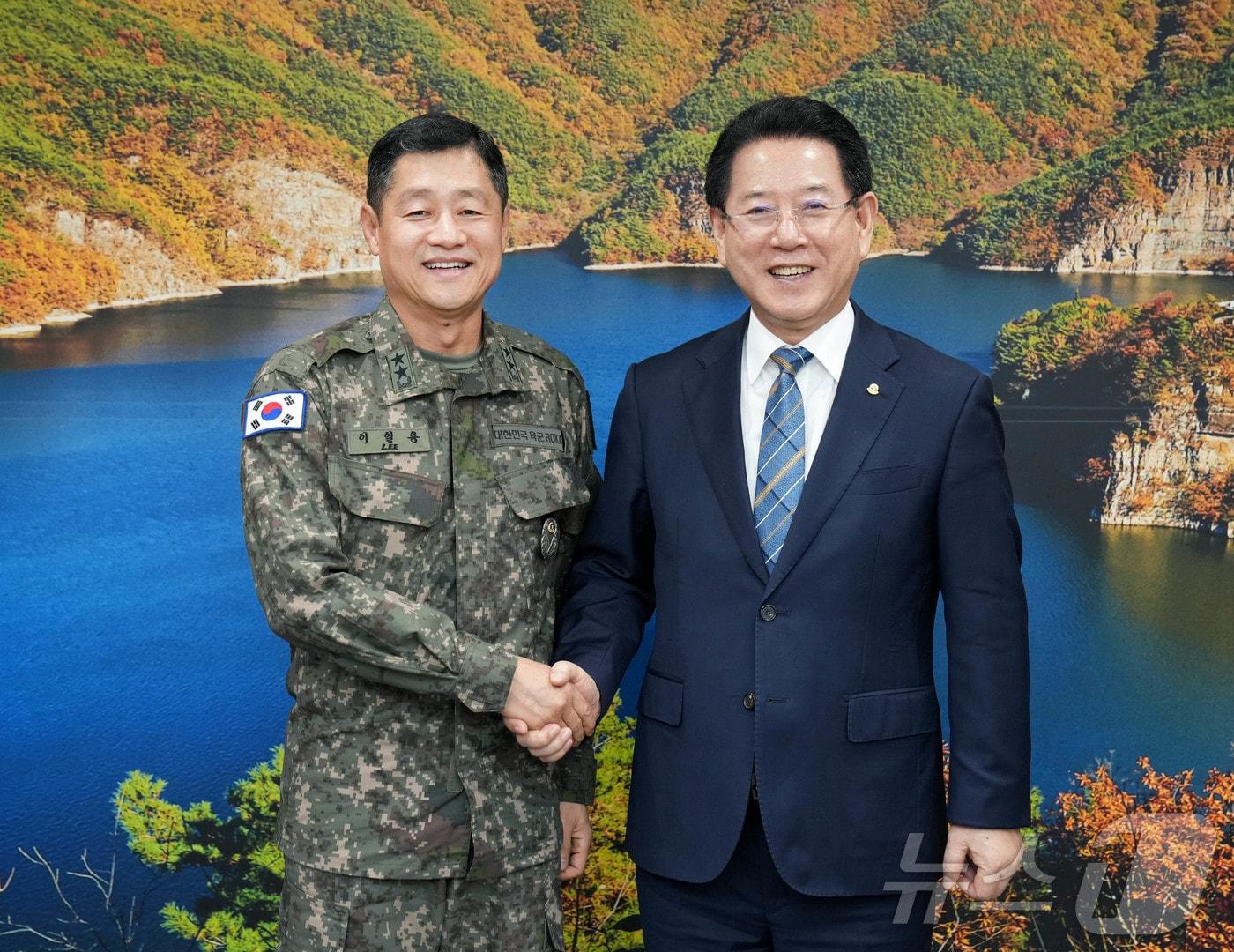 김영록 전라남도지사가 17일 전남도청을 내방한 이일용 제31보병사단장과 면담을 마치고 기념촬영을 하고 있다.&#40;전남도 제공&#41; 2024.10.16/뉴스1