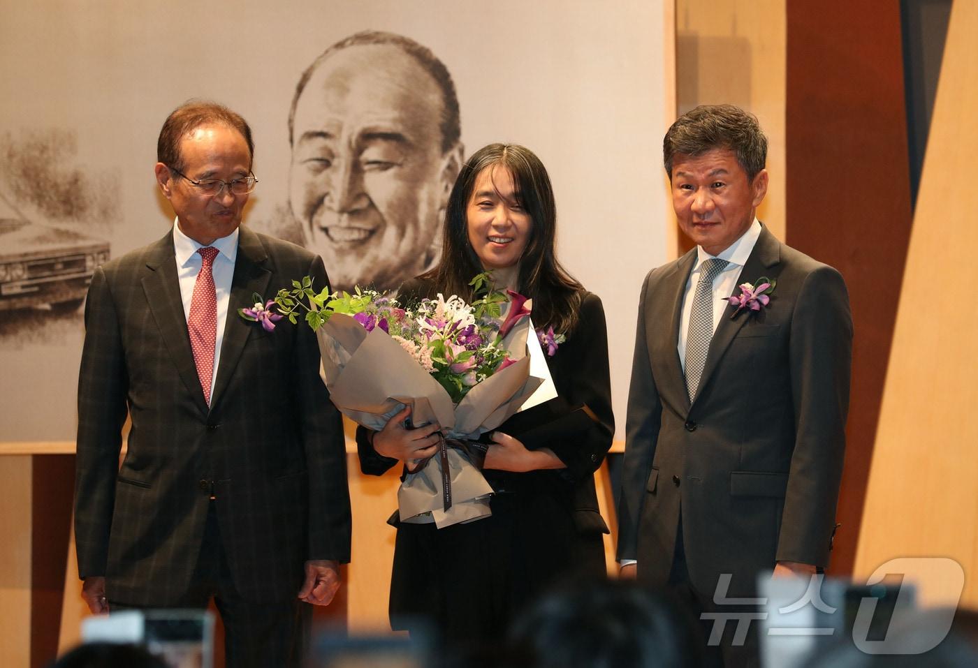 2024노벨문학상 수상 작가 한강이 2024년 10월 17일 오후 서울 삼성동 포니정홀에서 열린 &#39;2024 포니정 혁신상&#39; 시상식후 기념촬영을 하고 있다. 왼쪽은 주선회 포니정 재단 이사, 오른쪽은 정몽규 포니정 재단 이사장./사진공동취재단