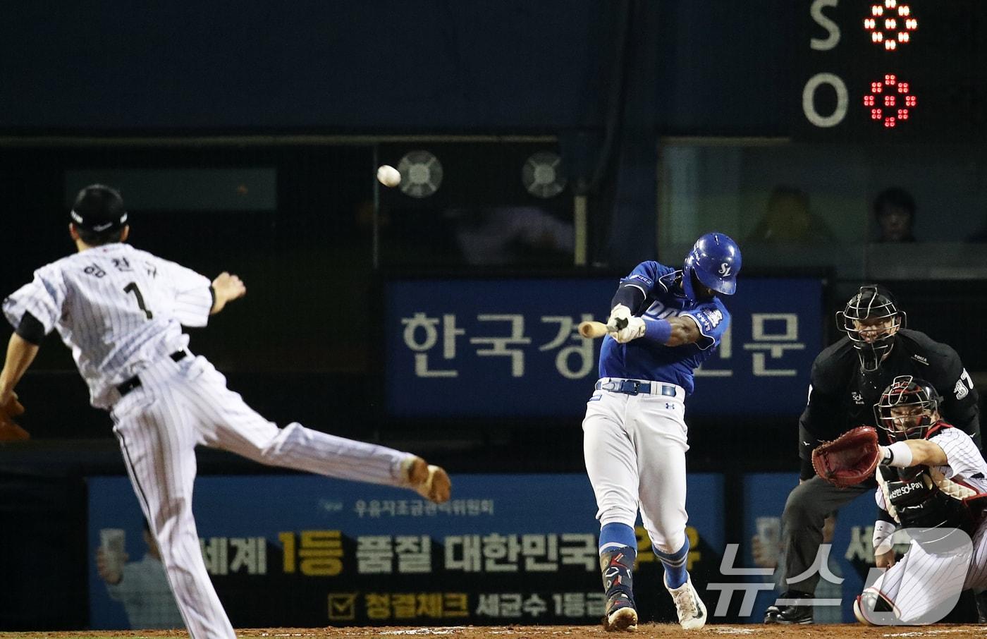 17일 오후 서울 송파구 잠실야구장에서 열린 프로야구 &#39;2024 신한 SOL 뱅크 KBO 포스트시즌&#39; 플레이오프 3차전 삼성 라이온즈와 LG 트윈스의 경기, 4회초 삼성 공격 1사 1루 상황에서 디아즈가 큼지막한 파울홈런을 날리고 있다. 2024.10.17/뉴스1 ⓒ News1 오대일 기자