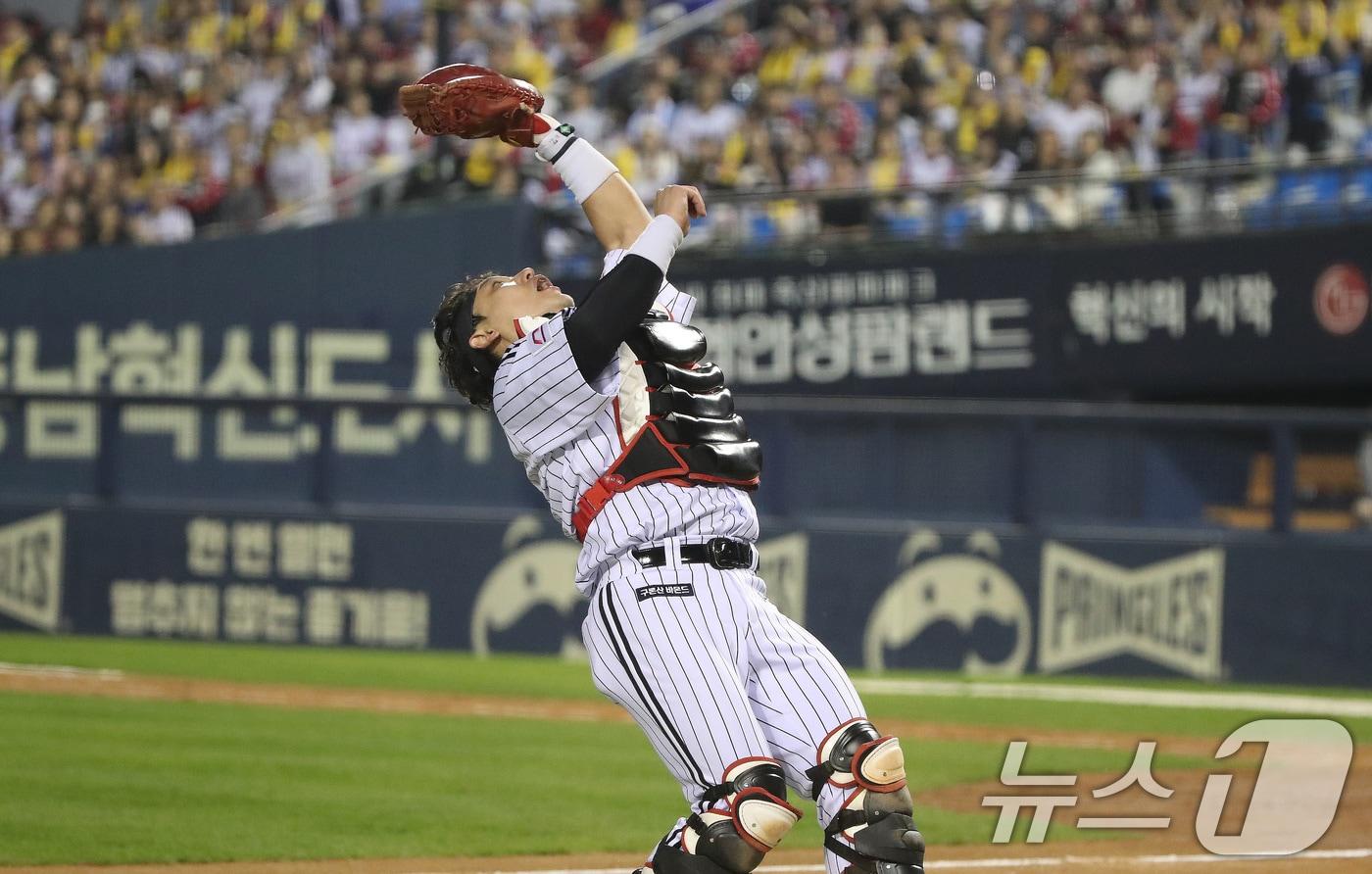 17일 오후 서울 송파구 잠실야구장에서 열린 프로야구 &#39;2024 신한 SOL 뱅크 KBO 포스트시즌&#39; 플레이오프 3차전 삼성 라이온즈와 LG 트윈스의 경기 7회초 1사 주자 없는 상황 LG 박동원이 삼성 강민호의 타구를 잡아내고 있다. 2024.10.17/뉴스1 ⓒ News1 임세영 기자