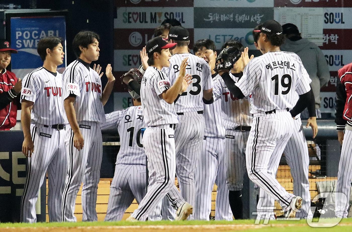 17일 오후 서울 송파구 잠실야구장에서 열린 프로야구 &#39;2024 신한 SOL 뱅크 KBO 포스트시즌&#39; 플레이오프 3차전 삼성 라이온즈와 LG 트윈스의 경기, 구원 등판한 LG 에르난데스가 7회초 삼성 공격을 무실점으로 막아낸 후 동료들의 축하를 받고 있다. 2024.10.17/뉴스1 ⓒ News1 오대일 기자