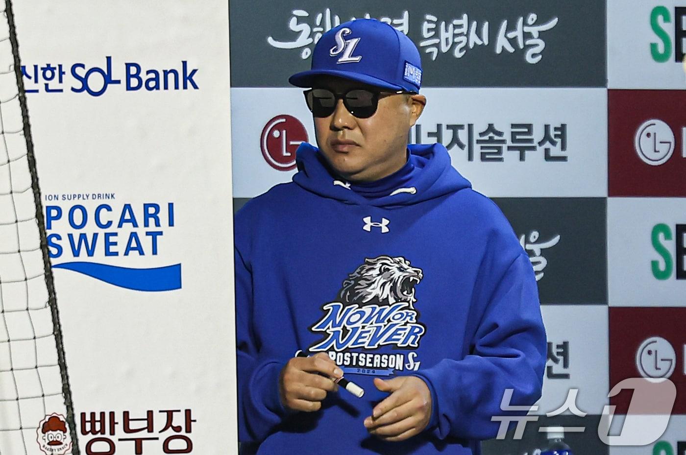 17일 오후 서울 송파구 잠실야구장에서 열린 프로야구 &#39;2024 신한 SOL 뱅크 KBO 포스트시즌&#39; 플레이오프 3차전 삼성 라이온즈와 LG 트윈스의 경기, 삼성 박진만 감독이 경기를 지켜보고 있다. 2024.10.17/뉴스1 ⓒ News1 김도우 기자