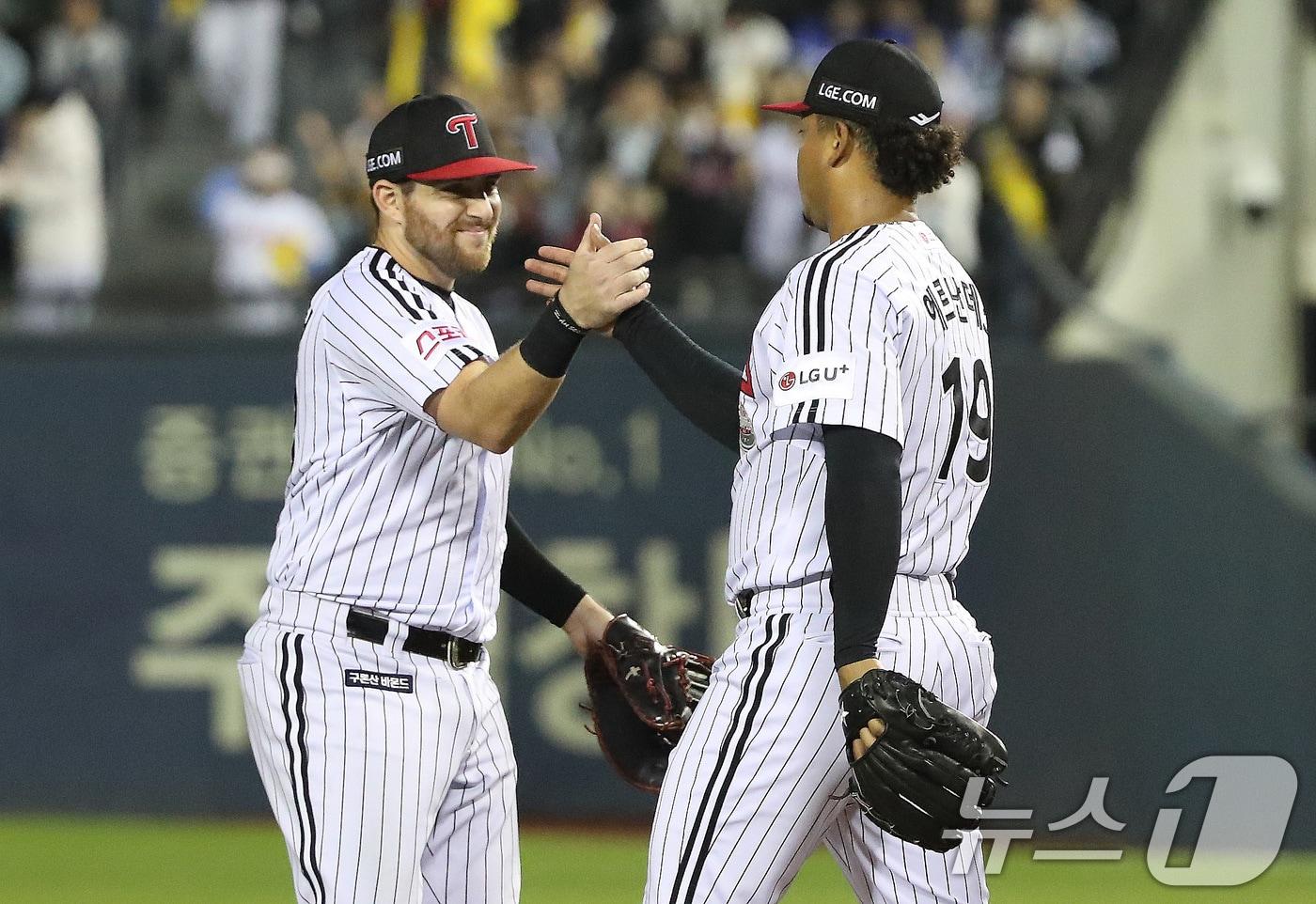 17일 오후 서울 송파구 잠실야구장에서 열린 프로야구 &#39;2024 신한 SOL 뱅크 KBO 포스트시즌&#39; 플레이오프 3차전 삼성 라이온즈와 LG 트윈스의 경기에서 LG 오스틴과 에르난데스가 하이파이브를 나누고 있다. 2024.10.17/뉴스1 ⓒ News1 임세영 기자