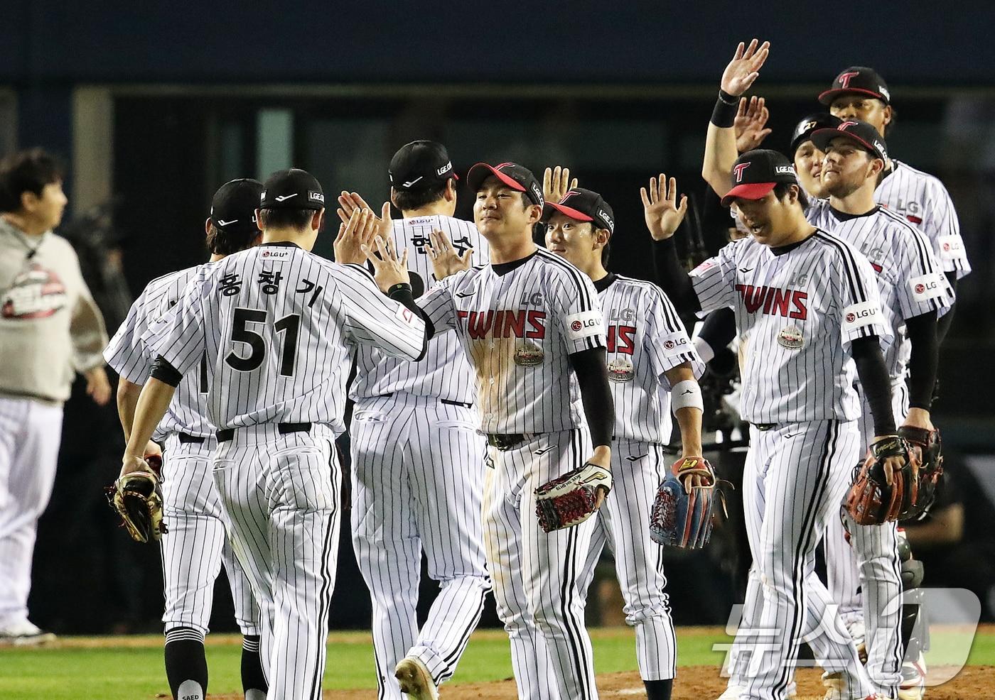 17일 오후 서울 송파구 잠실야구장에서 열린 프로야구 &#39;2024 신한 SOL 뱅크 KBO 포스트시즌&#39; 플레이오프 3차전 삼성 라이온즈와 LG 트윈스의 경기에서 1-0 신승을 거두며 탈락 위기에서 탈출한 LG 선수들이 마운드에 모여 하이파이브를 나누고 있다. 2024.10.17/뉴스1 ⓒ News1 오대일 기자