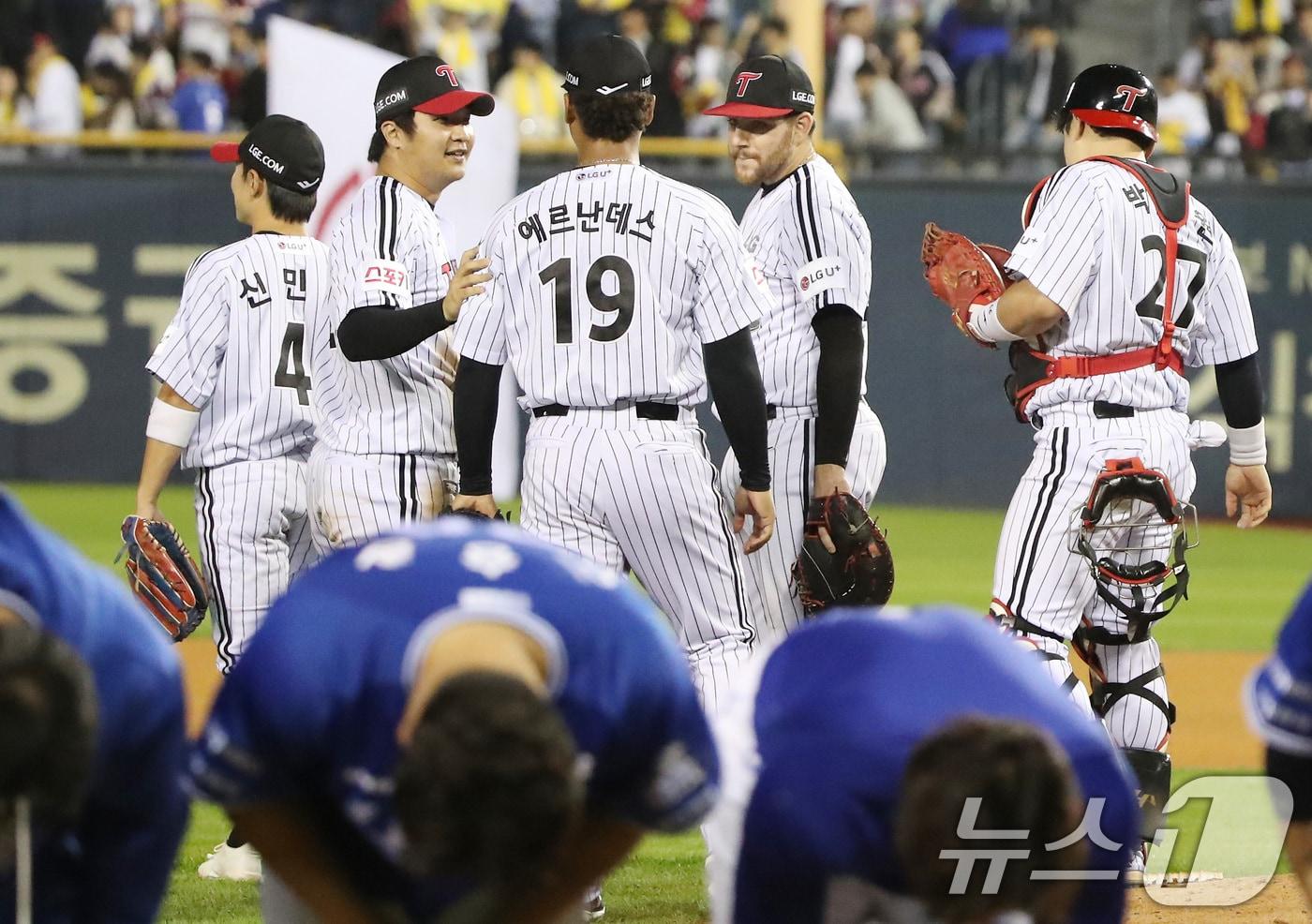 17일 오후 서울 송파구 잠실야구장에서 열린 프로야구 &#39;2024 신한 SOL 뱅크 KBO 포스트시즌&#39; 플레이오프 3차전 삼성 라이온즈와 LG 트윈스의 경기에서 LG 선수들이 하이파이브를 나누고 있다. 이날 경기는 LG가 삼성을 상대로 1-0으로 승리했다. 2024.10.17/뉴스1 ⓒ News1 임세영 기자