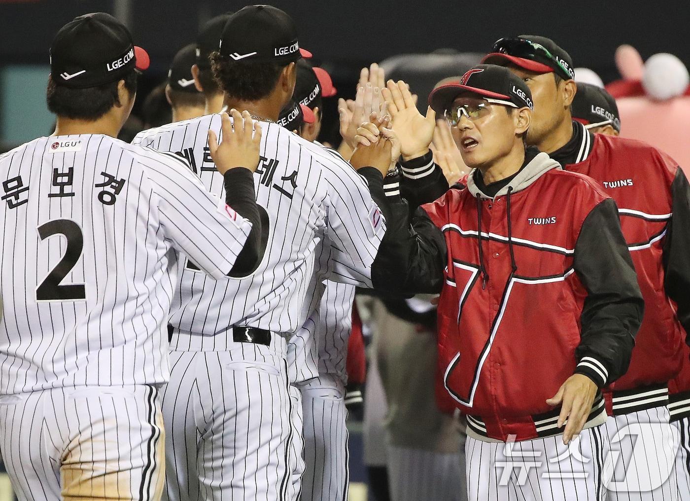 17일 오후 서울 송파구 잠실야구장에서 열린 프로야구 &#39;2024 신한 SOL 뱅크 KBO 포스트시즌&#39; 플레이오프 3차전 삼성 라이온즈와 LG 트윈스의 경기에서 LG 염경엽 감독이 에르난데스와 하이파이브를 나누고 있다. 이날 경기는 LG가 삼성을 상대로 1-0으로 승리했다. 2024.10.17/뉴스1 ⓒ News1 임세영 기자